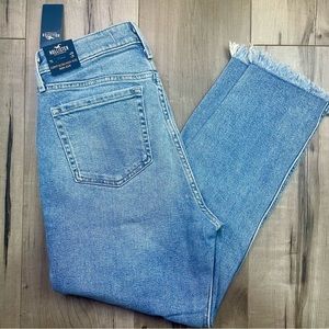 🌊Hollister Ultra High Rise Curvy Mom Jeans - Size 7 Short - NWT!🌊